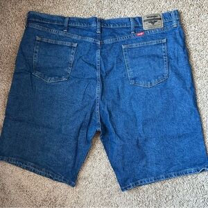 Men’s Wrangler Medium Wash Denim Premium Relaxed Fit Shorts Size 46 |B35